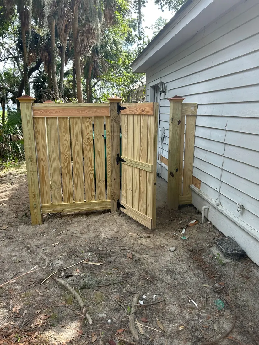Wood gate and fence connections from Beaufort Fence’s portfolio